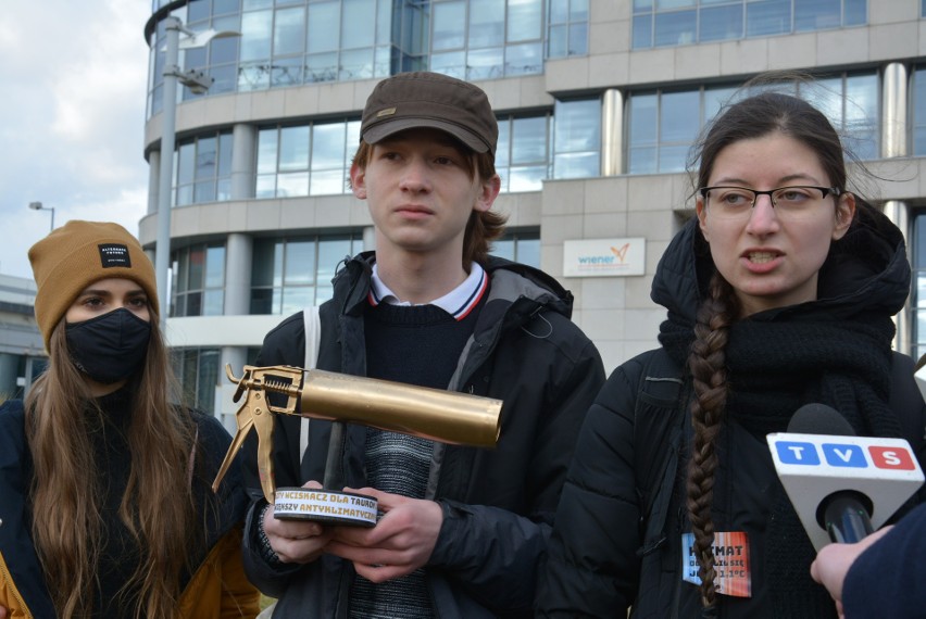 Młodzieżowy Strajk Klimatyczny wręczył Nagrodę Złotego Wciskacza Kitu Tauronowi 