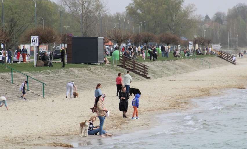 Gorący poniedziałek w Tarnobrzegu. Mieszkańcy i turyści aktywnie spędzali Wielkanoc nad Jeziorem Tarnobrzeskim. Zdjęcia z 1 kwietnia