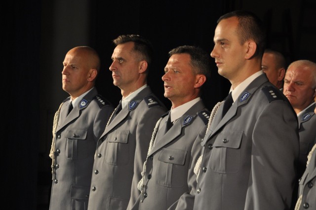 Wśród awansowanych znalazł się Tomasz Lubiejewski (drugi od  lewej), zastępca  komendanta  powiatowego. Teraz będzie młodszym inspektorem. Stopień ten jest równy podpułkownikowi w WP