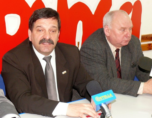 Janusz Śniadek na spotkaniu w Stalowej Woli, obok przewodniczący hutniczej "S&#8221; Henryk Szostak.