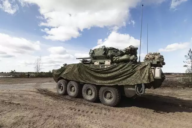 W ramach nowego pakietu pomocy wojskowej USA dla Ukrainy o wartości 2,5 mld dolarów znajdzie się około sto pojazdów opancerzonych Stryker.