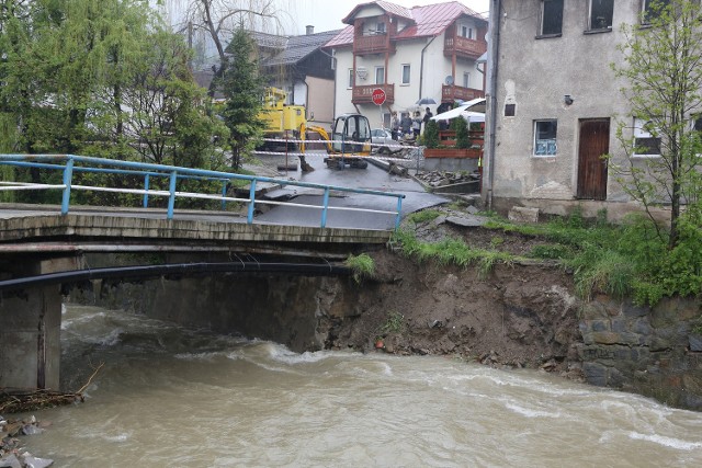 W czasie ostatniej nawałnicy woda w Grajcarku przelewała się przez mur, który potem zniszczyła