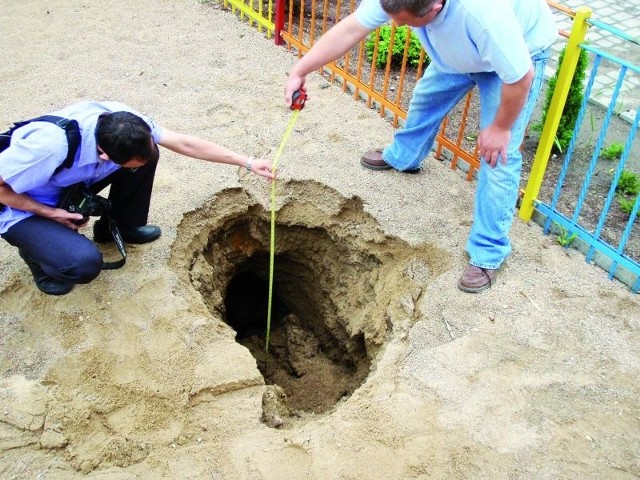 W najgłębszym miejscu dziura ma grubo ponad dwa metry