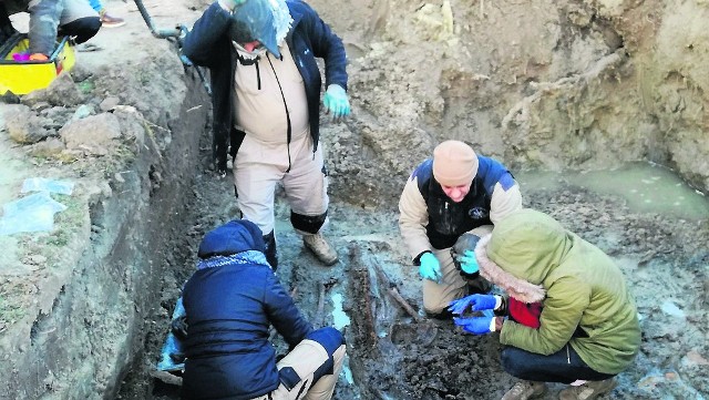 Ekshumacja nie była łatwa. Archeolodzy spędzili 8 godzin w zimnie, umoczeni w wodzie