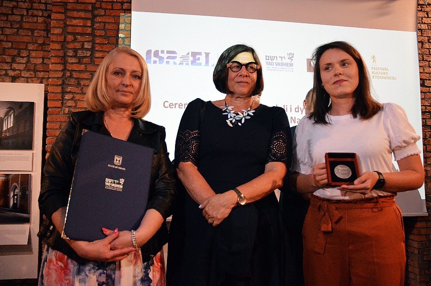 Medal z rąk Anny Azari, ambasador Izraela odebrały wspólnie:...