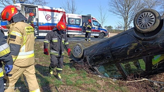 Wczoraj (31.03.2021 r.) doszło do wypadku na drodze krajowej nr 25, między Stołcznem a Gwieździnem (powiat człuchowski). Dwie osoby zostały poszkodowane. 