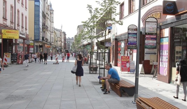 Lokalizacja mieszkania to jeden z czynników, który ma największy wpływ na jego cenę. Nieruchomości na niektórych ulicach będą znacznie droższe, niż na innych. Podobnie wygląda sytuacja w Sosnowcu. Sprawdźcie, które ulice w tym mieście są najdroższe. To właśnie na nich cena mieszkania za metr kwadratowy jest najwyższa. Kliknij lub przesuń w prawo i zobacz ranking ulic na kolejnych zdjęciach>>>