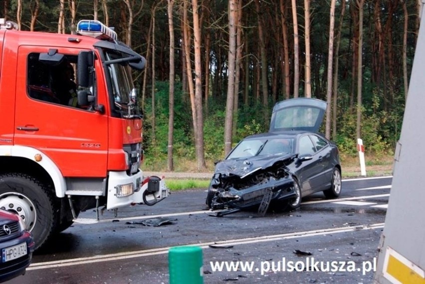 Wypadek w Olkuszu: osobówka wjechała pod ciężarówkę [ZDJĘCIA]