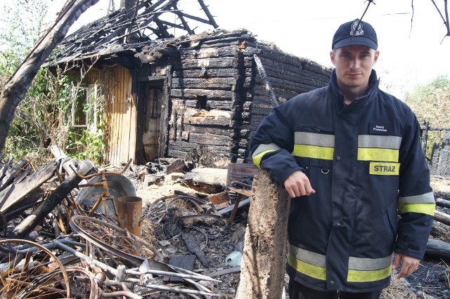 Dawid Prosowicz z OSP w Radłowie obok spalonych w niedzielę zabudowań przy ul. Polnej. Akcja gaśnicza miała dramatyczny przebieg, bo nagle zaczęła eksplodować ukryta w środku amunicja 
