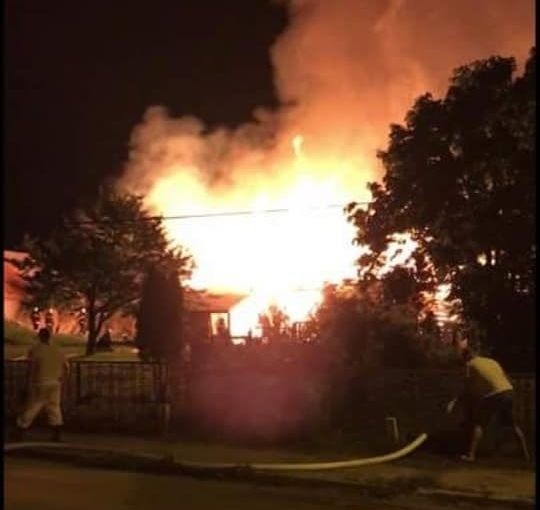 Strażacy otrzymali wezwanie do pożaru stodoły około północy w piątek. Na miejsce wysłano 8 jednostek. Zdjęcia pochodzą ze strony: OSP Suchowola