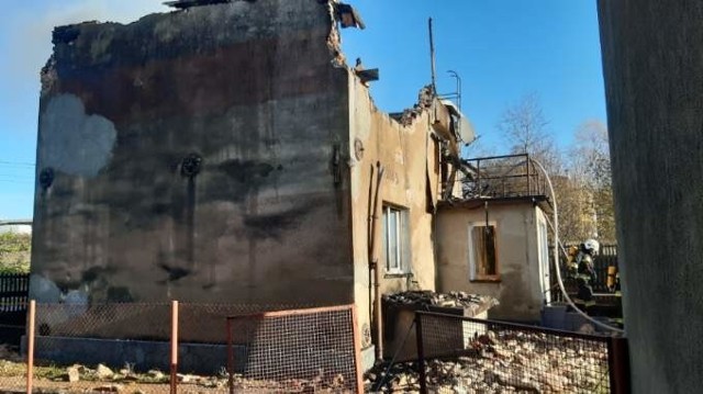 Pożar w Mysłowicach wybuchł w domu jednorodzinnym. Strażacy gaszą ogień. Na miejscu lądowały dwa helikoptery LPR, które zabrały ciężko rannych ludzi.Zobacz kolejne zdjęcia. Przesuwaj zdjęcia w prawo - naciśnij strzałkę lub przycisk NASTĘPNE