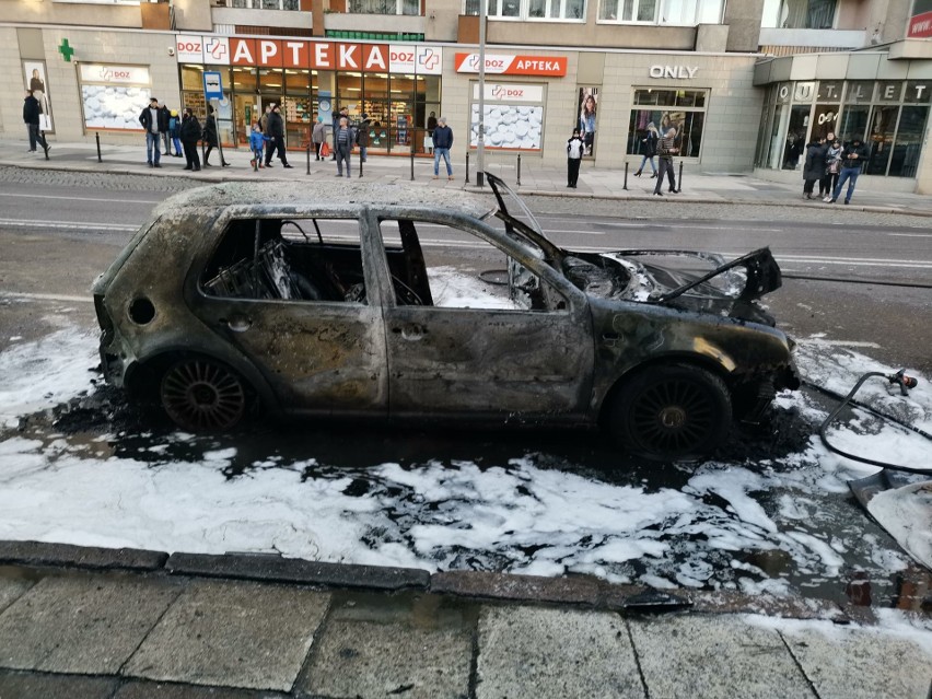 Pożar na Wojska Polskiego w Szczecinie. Samochód stanął w ogniu [ZDJĘCIA, WIDEO]