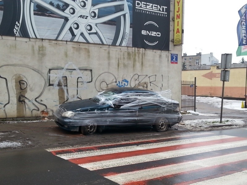 Rozbite auto „zabezpieczyli” folią na ul. Tuszyńskiej w Łodzi! [ZDJĘCIA]