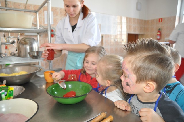 Dzieci z Przedszkola Tęcza uczyły się robić pizzerki.