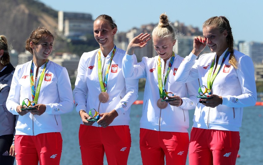 Polska czwórka podwójna kobiet na olimpijskim podium w Rio.