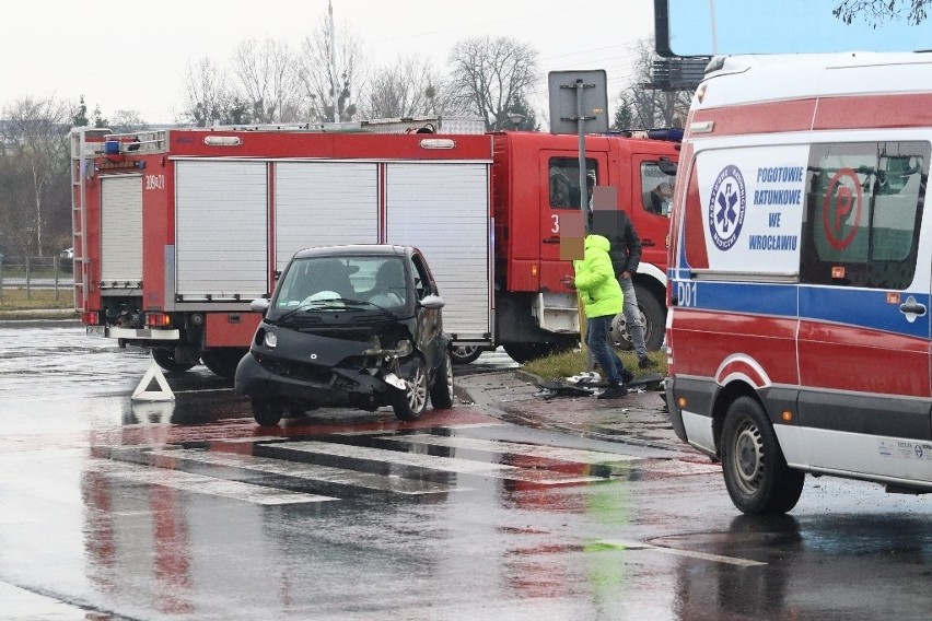 Wypadek policyjnego radiowozu i smarta. Duże utrudnienia na skrzyżowaniu Armii Krajowej i Borowskiej