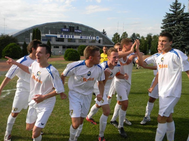 Juniorzy starsi Stali Mielec (bialo-niebieskie stroje) pewnie pokonali KSZO Ostrowiec Świetokrzyski w meczu 1/4 finalu mistrzostw Polski.