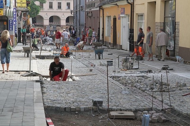 Granitowa kostka na ulicy Małej w Kielcach jest układana  jest w łuki.