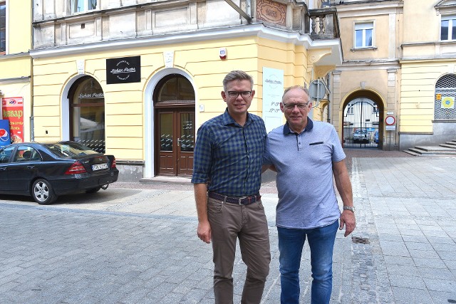 Łukasz i Janusz Banatkiewicz przed nowym lokalem na ulicy Sienkiewicza w Kielcach.