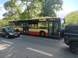 Sopot. W sobotę zmiana trasy autobusu 122. Naprawa jezdni Al. Niepodległości w okolicy przystanku SKM Kamienny Potok, 3.12.2022 r.