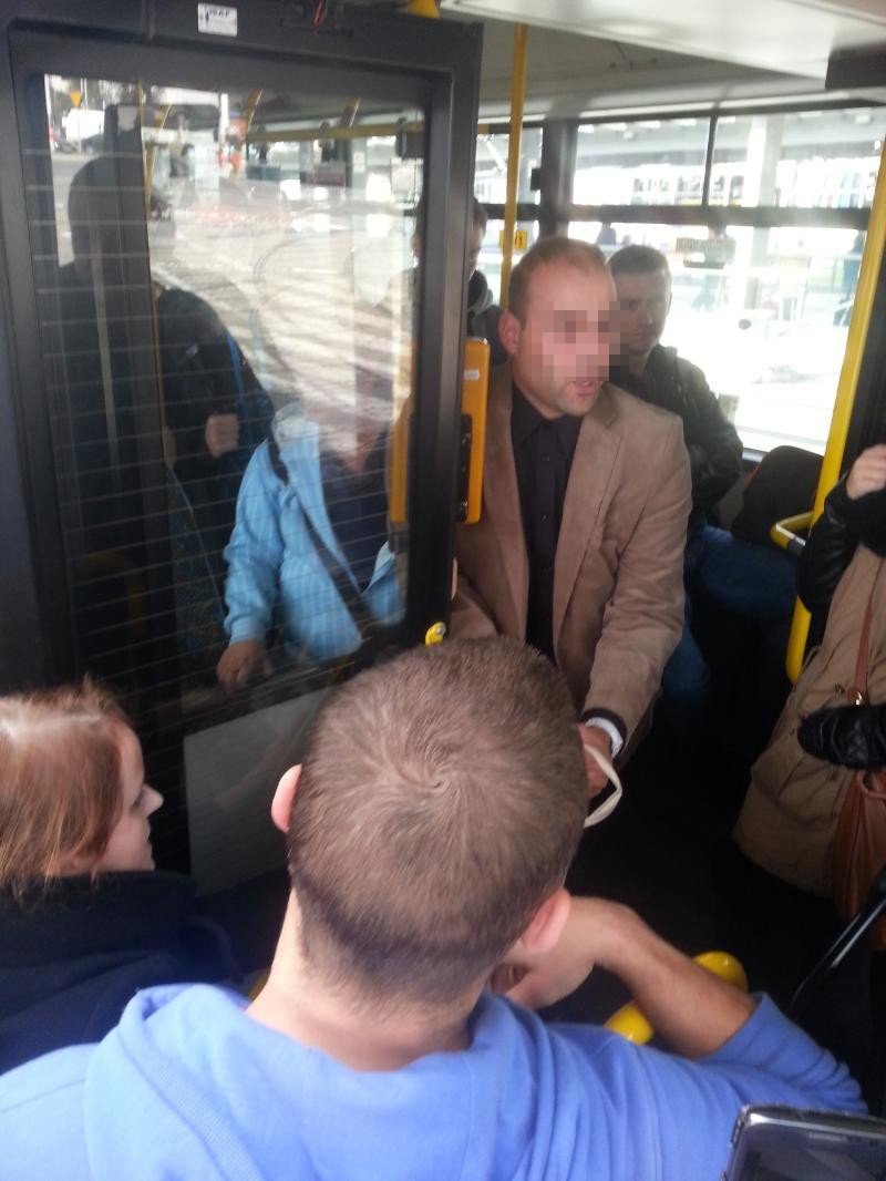 Wrocław: Kontroler MPK szarpał kobietę i blokował ruch. Pasażer wyrzucił go z autobusu (ZDJĘCIA)