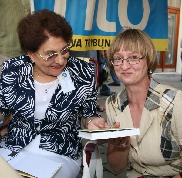 Wydawnictwo Nowik z Opola zgłosiło do konkursu nto książkę prof. Doroty Simonides (po lewej) "Opolskie legendy i bajki".