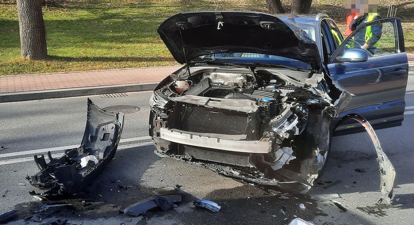 Groźny wypadek w centrum Krynicy-Zdroju. Trzy auta rozbite. Jedna osoba w szpitalu [ZDJĘCIA]