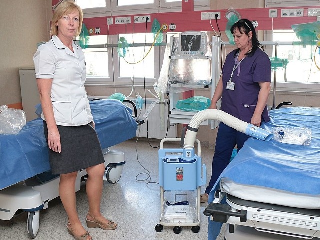Alicja Brudecka, pielęgniarka oddziałowa (z lewej) i Iwona Szulc, pielęgniarka: - Ogrzewacz jest łatwy do przemieszczania