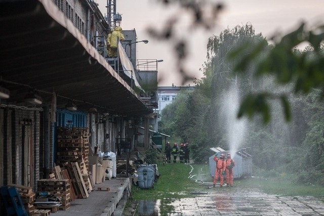 Strażacy pracowali w ochronnych kombinezonach i aparatach tlenowych.