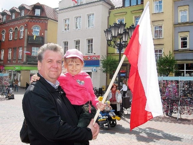 Jarosław Sawicki z córką Julką za chwilę pomaszerują do domu ze zdobyczną flagą