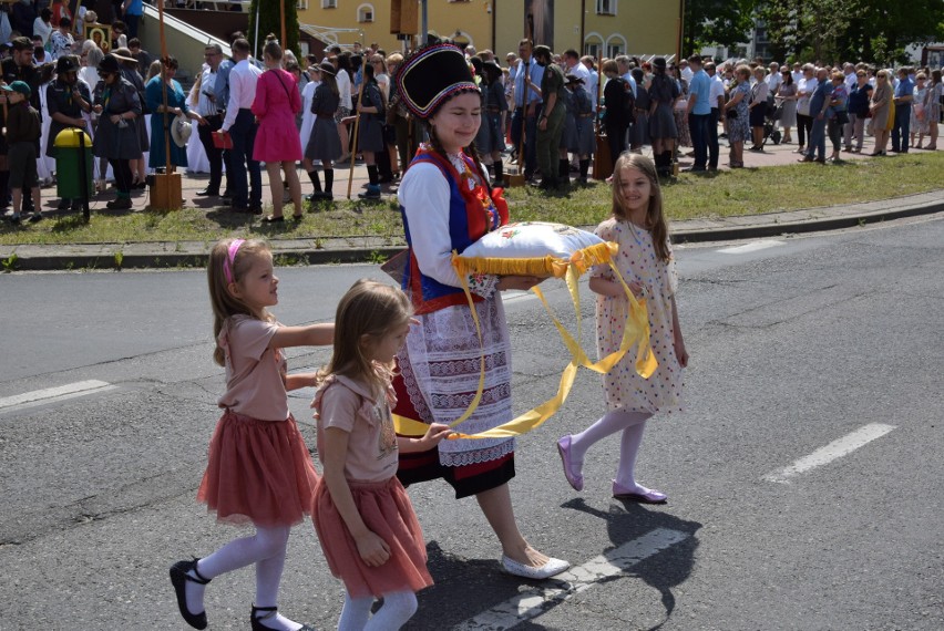 Ostrołęka. Boże Ciało 2021. Procesja z kościoła pw. św. Franciszka z Asyżu. 3.06.2021. Zdjęcia