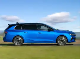 Opel Astra ST 1.2 Turbo 130 KM vs Toyota Corolla TS Kombi 1.8 Hybrid 140 KM