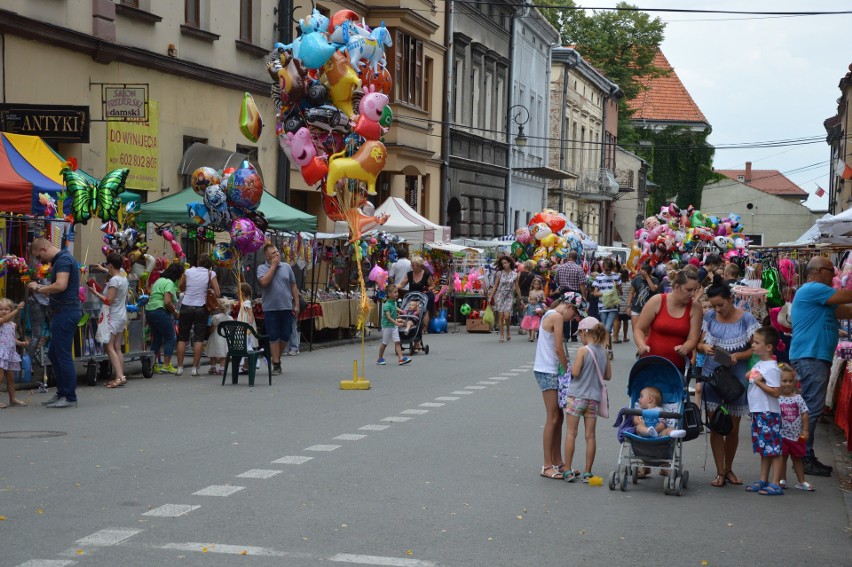 Nowy Sącz.  Msza odpustowa dla dzieci i szczególne błogosławieństwo biskupa Mirosława Gucwy [ZDJĘCIA]