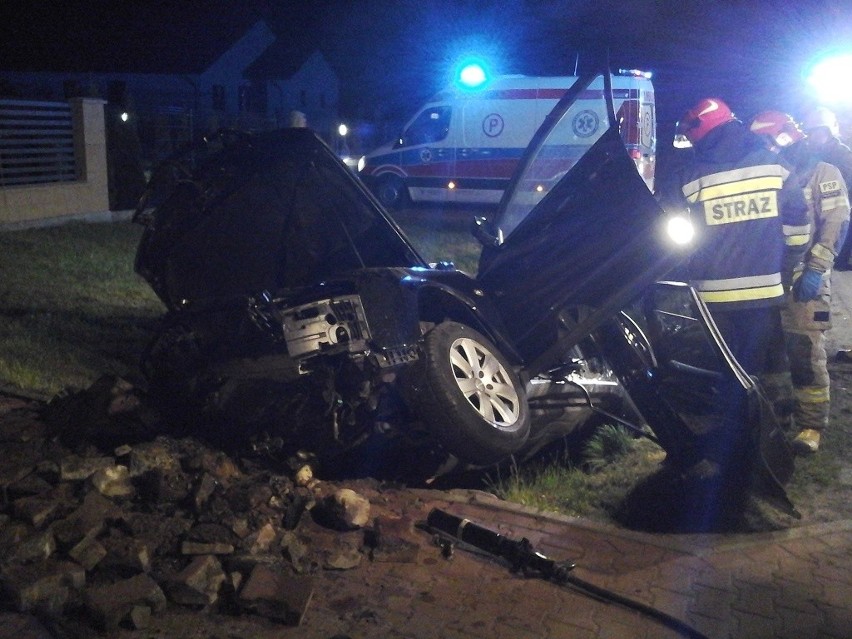 Parcewo. Wypadek w powiecie bielskim. Audi uderzyło w betonowy przepust. Trzy osoby ranne [ZDJĘCIA]