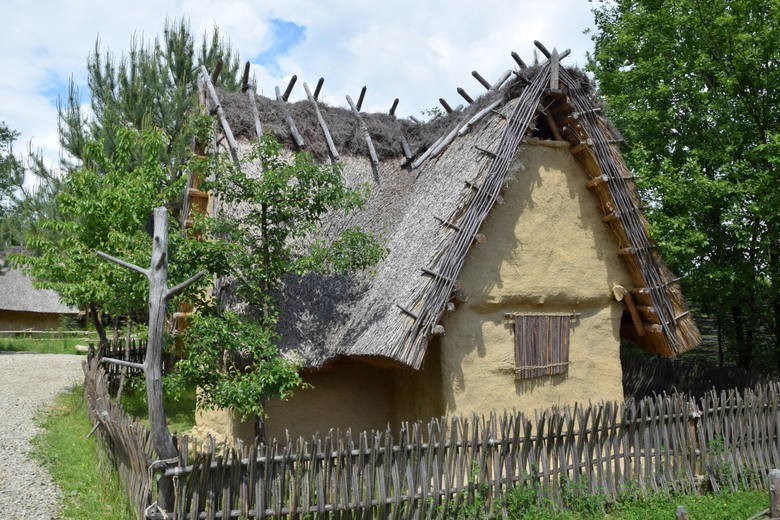 Już w niedzielę, 5 lipca otwarcie wioski neolitycznej w Kopcu, w gminie Iwaniska. Będą specjalne atrakcje [ZDJĘCIA]