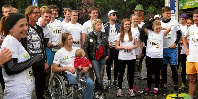 Grupa biegaczy drugiej edycji akcji „42 Do Szczęścia” razem ze swoim podopiecznym Mariuszem Gbylem i jego synkiem Antosiem