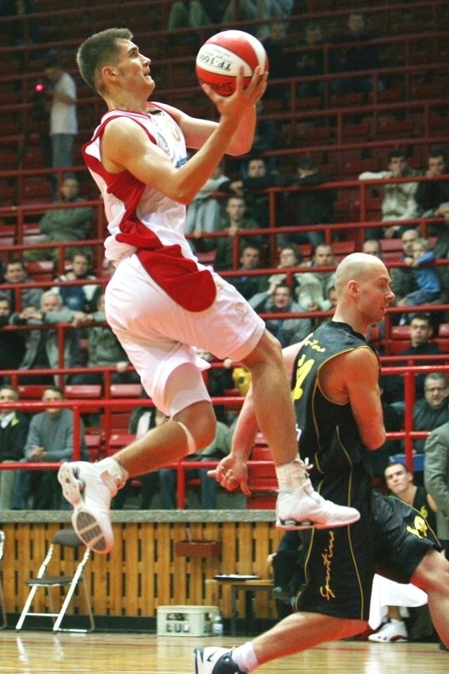 Jacek Jarecki (z piłką) ponownie zagra w Stali Stalowa Wola po rozwiązaniu kontraktu z Polpharmą Starogard Gdański.