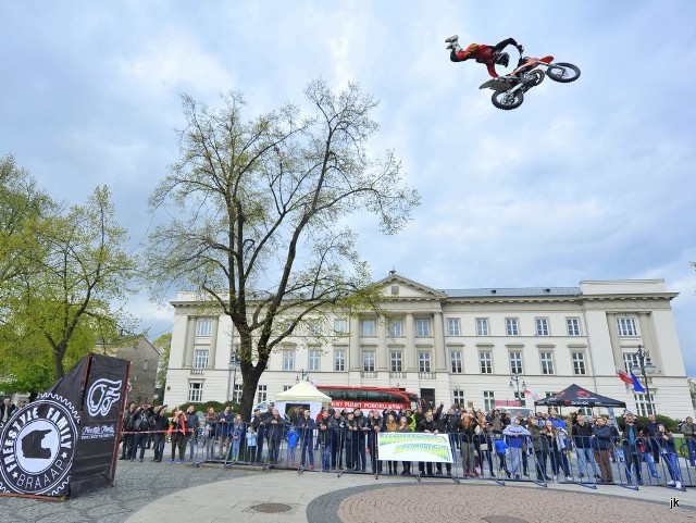 Najbardziej widowiskowo wyglądały akrobacje motocyklowych w wykonaniu grupy Freestyle Family. Ich motocykle dosłownie fruwały pod niebo, a widzowie brawami nagradzali zapierające dech w piersiach ewolucje.