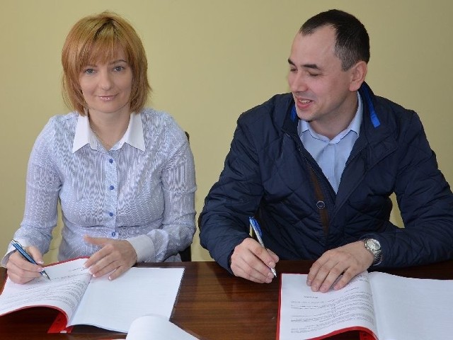 Burmistrz Dorota Łukomska podpisała umowę na remont budynku z Marcinem Janiszewskim z firmy MarBud z Izabelowa
