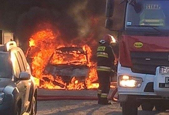 W sobotę, 10 września, ok. godz. 17-18 na ulicy Inżynierskiej na osiedlu Czarkowo w Zielonej Górze doszło do pożaru bmw. Informację i zdjęcia otrzymaliśmy od Czytelniczki.Pożar samochodu potwierdza dyżurny zielonogórskiej straży pożarnej: - Na szczęście nikomu nic się nie stało. Strażacy szybko uporali się z ogniem, ale auto niemal doszczętnie spłonęło.Zobacz też:  Karetka staranowała skodę na "trasie śmierci". Pacjentka karetki zmarła w szpitalu