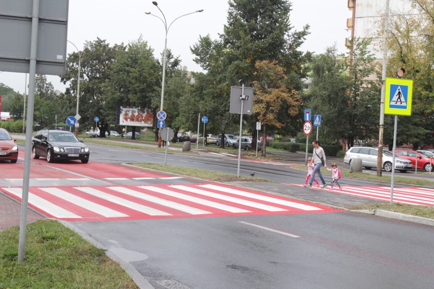 Dziś w nocy wykonawca jeszcze raz położy nową nawierzchnię na sosnowieckim przejściu dla pieszych