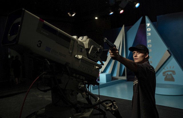Bartosz Bielenia w filmie "Prime Time" gra młodego chłopaka, który terroryzuje bronią telewizyjne studio.