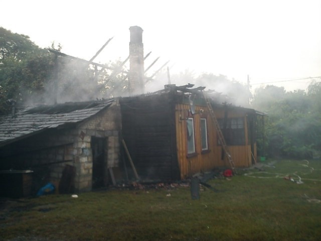 Drewniany dom spłonął niemal doszczętnie, strażakom udało się uratować częściowo murowaną oborę.