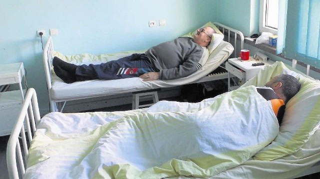 Krzysztof Mazgaj (w głębi) narzeka, że na łóżkach leży się bardzo niewygodnie. Taborety pod łóżkami nie zdają egzaminu.