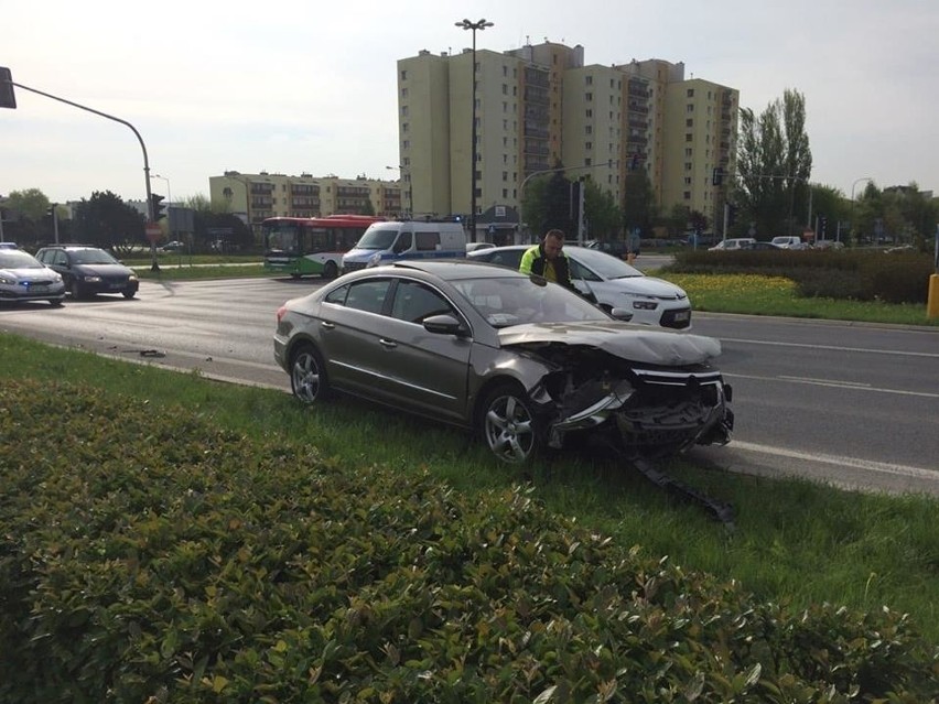 Wypadek na Czechowie. Koło Orfeusza zderzyły się dwa volkswageny. Troje dzieci w szpitalu (ZDJĘCIA)