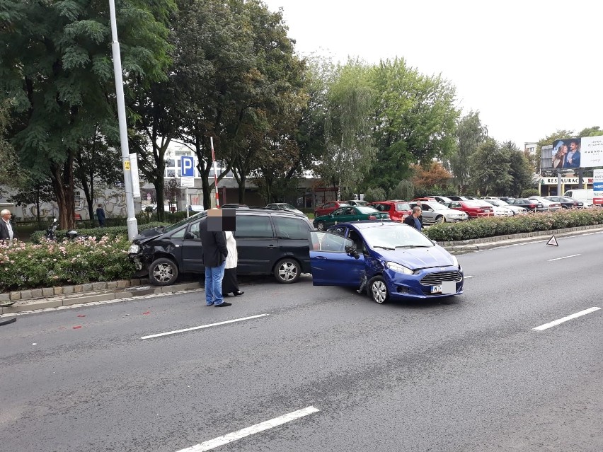 Wypadek na Legnickiej. Duże utrudnienia (ZDJĘCIA)