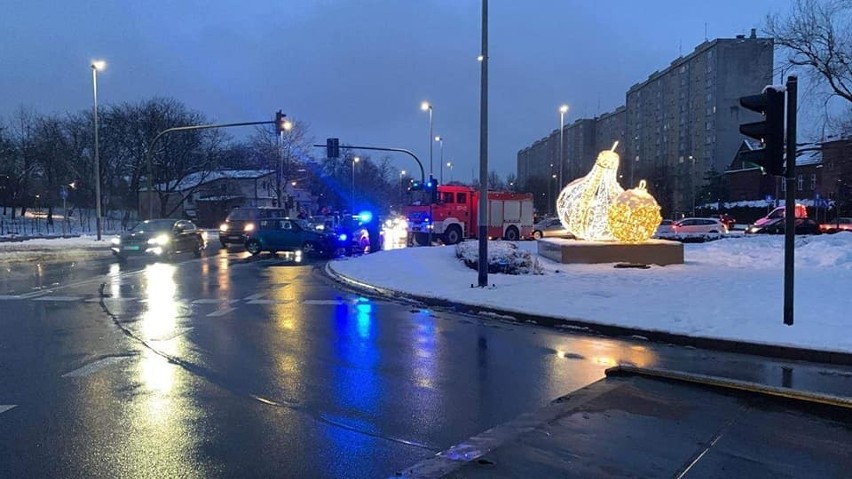 Wypadek na rondzie w Krakowie i zderzenie z tramwajem. Spore utrudnienia   