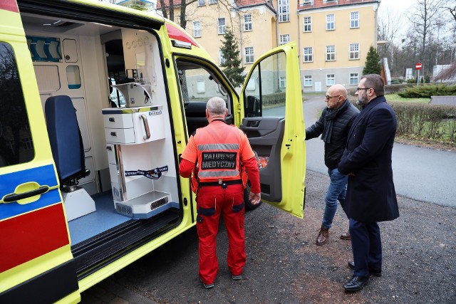 Nowiutka karetka trafiła pod koniec roku do szpitala w Kluczborku. Wraz z wyposażeniem kosztowała 600 tys. zł.