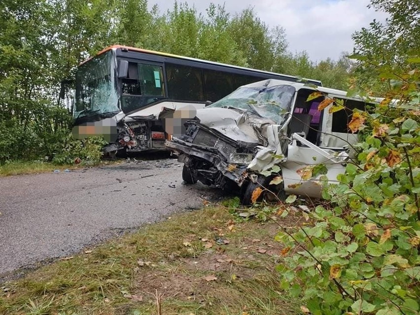 Zderzenie autokaru szkolnego z busem na drodze Leśniki - Radule. Kierowca zmarł w szpitalu [ZDJĘCIA] 18.09.2019