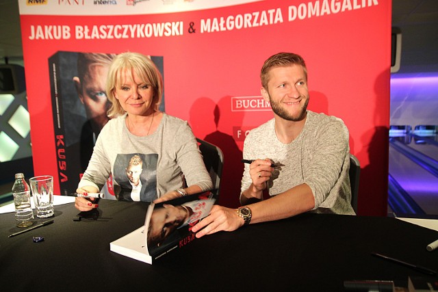 Małgorzata Domagalik i Jakub Błaszczykowski podczas promocji książki w Opolu.